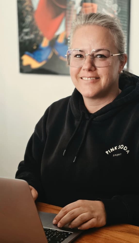 Porträt von Susanne Rau am Laptop